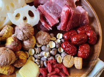 step1: 西施骨汆水，沖洗乾淨。紅棗、蓮子、乾瑤柱及杞子略浸，洗淨。