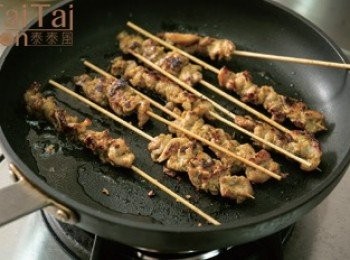step3: 【烤肉串】豬肉以<span class="group_3">醃醬</span>醃至少30分鐘，以竹籤串起，上炭火爐烤或用平底鍋煎，邊烤（煎）邊刷上椰漿，烤至表面金黃、肉熟即可。