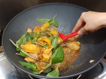 step7: 下、水、蠔油、生抽、糖及金不換葉兜勻