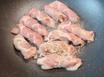 step4: 燒熱少許油，把肉卷煎好。