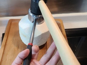 step3: 用開椰青神器方便多，較容易開到(但都要用力)，而且沒有椰子殼碎跌出，開口亦齊整。倒出椰青水備用。