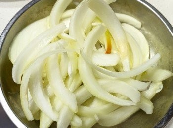 step4: 洋蔥切條狀備用