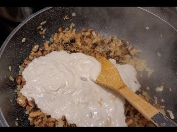 step5: 洋葱炒至金黄色，加入啡菇炒香，倒入蘑菇湯，把煮好的意粉水留下，倒入罐中，輕輕搖匀，加入鍋中