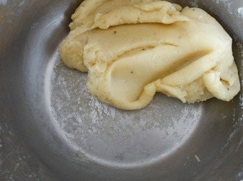 step2: 然後下中筋麵粉，不停攪拌成麵糰，用中火繼續煮兩分鐘，看到煲底有一層薄膜。離火，然後靜置3分鐘。