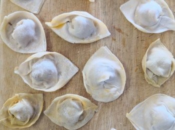 step1: 先將鮮蝦剝殼去腸洗淨用廚紙印乾水份下鹽胡椒及蛋白及生粉吸收撈勻備用