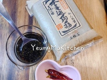 step1: 蒟蒻本身很難入味，用手撕掉的方法，表面就會形成凹凸不平的樣子，
讓味道會留在表面會較易入味。而另一個方法就是在蒟蒻表面用叉子插很多洞，讓醬汁進入內。乾辣椒去頭切碎備用(如怕太辣更可去籽)，再浸水約5分鐘，再隔水備用。(浸水原因是防止爆炒時易燶，產生苦味。)。<span class="group_2">醬汁料</span>先拌勻備用。