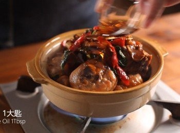 step6: 最後將雞肉放入砂鍋中，淋上香油、上蓋，再淋上適量的米酒就完成了。