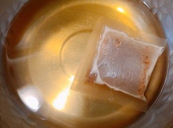 step3: 鍋中先放約一碗水，煮沸後加入茅乃舍湯包，熬1-2分鐘高湯即可。