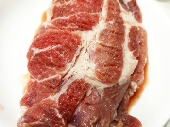 step3: 以少量鹽糖豉油粟粉放雪櫃醃2小時