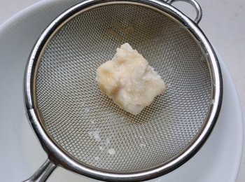 step2: 腐乳先用凍開水沖一沖(可減低鹹度)，如不怕可省略此步驟。