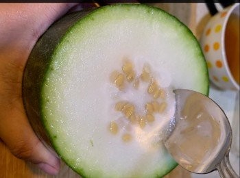 step2: 冬瓜洗淨外皮，切半(如果嫌大高身可以再切走部分冬瓜)，用鐵湯匙挖走瓜囊，然後再挖走部分瓜肉，大約留1吋厚皮，再用小刀𠝹鋸齒邊。放在碗上，用錫紙包圍可以防止傾斜。