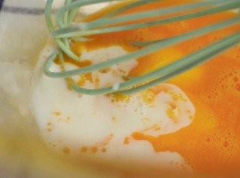 step2: 然後加入牛奶再打發。