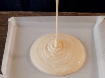 step9: 把蛋糕糊倒進蛋糕模中。

*我使用的是27cm 的蛋糕模型。