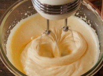 step3: 然後繼續高速打發，直到液體呈白色的糊狀。

*您也可以使用電動打蛋器，這樣會比較省時省力。