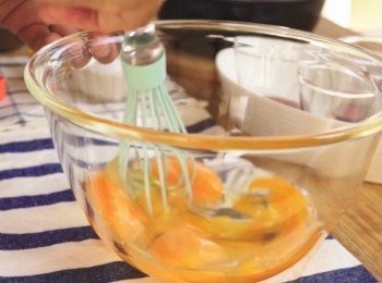 step5: 準備一個大碗，打發雞蛋。然後加入糖和雲呢拿香油。混合均勻。