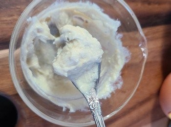 step3: 將腐乳醬加入糖攪拌成醬。