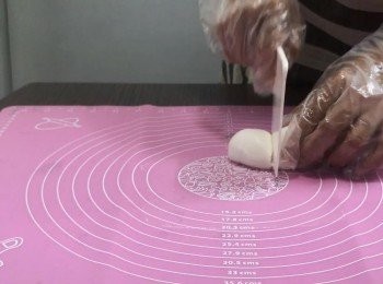 step9: 把粉團平均分成6份，把它搓成圓形，備用