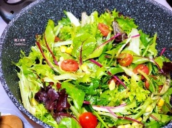 step8: 什菜沙律，用柚子蜜加橄欖油拌勻即可。