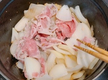 step5: 下豬肉片炒。
