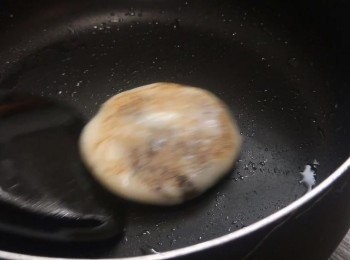 step11: 在煎鍋上加入少許油，把燒餅煎至金黃色即可