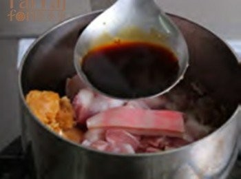 step2: 加入薑絲、醃蒜仁、醃蒜仁水、黑醬油及水，煮滾，改中小火滷約60分鐘。