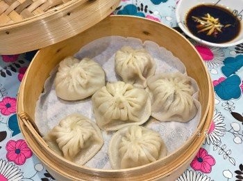 step19: 蒸好後搭配薑絲醋醬，小心燙的儘快享用！
薑絲醋作法：薑去皮切細絲泡冷開水，撈起瀝乾後放入紅醋或醬油加蔬果醋或巴薩米克醋中即可。