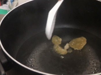 step7: 把水煮致沸騰，然後加入冰糖，把冰糖煮融