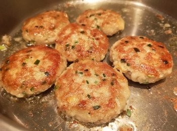 step5: 上枱後淋上<span class="group_3">甜豉油</span>同食