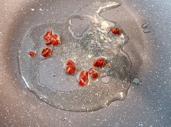 step4: 鑊中加入油和乾辣椒以小火炒至辣椒的味道出來。