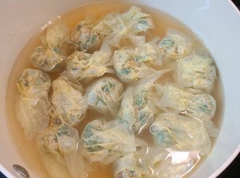 step6: 把水和現成雞湯跟豆腐紙餃子一同煮熟便可。