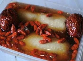 step4: 拿出雞捲立刻放進冰水浸涼
雞捲浸涼後拿出, 放入盒內
加入紅棗, 餘下的杞子, 錫紙內的雞汁, 再倒入花雕酒蓋過雞肉, 加入魚露
可按個人喜好加入藥材如當歸, 黃芪