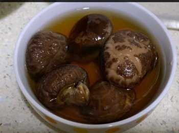 step3: 冬菇去頂切粒；挖出來的瓜肉、金華火腿切粒。瑤柱搣散。