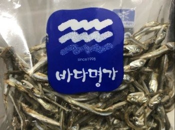 step1: 先用水洗一洗銀魚仔同昆布備用。