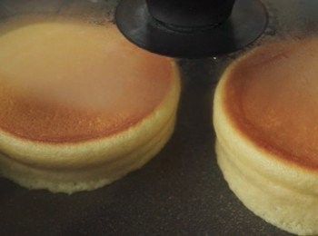 step14: 翻面，再蓋上鍋蓋，等待3分鐘。

*加熱鬆餅的時間取決於您的煮食爐。最好先嘗試並調整時間。 對於我來說，加熱的總時間為5分鐘。