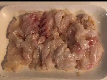 step2: 1 件石班塊，洗淨切片，把石班片以米酒、適量雞粉，少許胡椒粉鹽，糖醃10分鐘，然後
加少許生粉攪勻備。