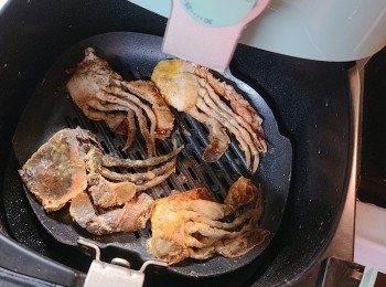 step4: 氣炸鍋Airfryer 預熱200度，pan 面上先掃上/噴上一層油（以防軟殼蟹黏底），放進軟殼蟹並掃上/噴上一層油先氣炸約4-5分鐘，之後反轉再噴油再炸約 5分鐘，炸至金黃乾身便可，請自行目測執生（如有需要可加分鐘）。