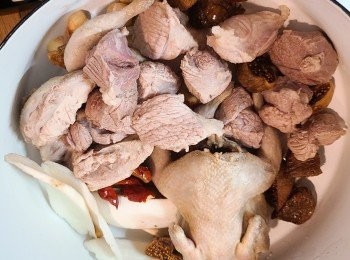 step2: 將所有材料放入(除杞子外)，再注入適量的熱滾水(燉湯的訣竅就是落熱滾水)。