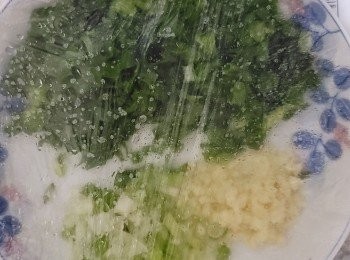 step2: 蔥蒜洗淨，切末來備用
薑蓉取出備用
