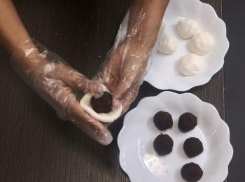 step10: 將紅豆餡包在糯米皮中間，然後搓成圓形，再壓平成餅狀