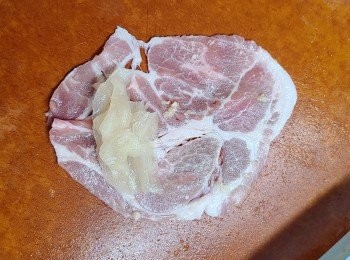 step2: 豚肉片放平，放上適量子薑片捲好。