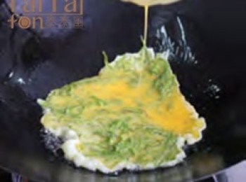 step2: ※<span class="group_3">差翁煎蛋</span>：
雞蛋打散，加入切小段的差翁嫩葉和調味料，拌勻。
起油鍋，到入差翁蛋液煎至兩面金黃即可。
＊最好煎得有點厚度，口感比較好。