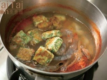 step3: <span class="group_2">酸咖哩醬</span>炒香，倒入水煮滾，加入其餘材料煮到蝦仁熟、青木瓜熟軟。
以羅望子醬、魚露及椰糖調味即可。