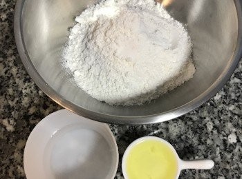 step6: 接下來準備麵糰材料，將鹽加入麵粉中拌勻；