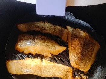step3: 氣炸鍋Airfryer 預熱180度，pan 面上先掃上/噴上一層油（以防黏底），並將比目魚表面過多的醃醬略為抹走。氣炸焗約10-15分鐘，。(氣炸時間要視乎魚柳大小，請自行調較和目測執生。）