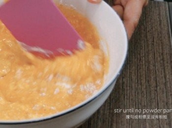 step2: 把蛋黃加入20g糖打勻，再加入泡打粉和牛奶，然後篩入低筋麵粉和吉士粉，攪勻成粉漿至沒有粉粒，再加入栗米油輕輕拌勻，把粉漿過篩。