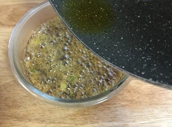 step14: 滾油淋入容器中，待泡泡消失，略拌勻，即可淋在豬皮凍上享用。