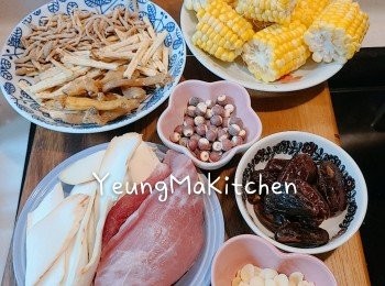 step1: 預備材料 :南北杏洗淨浸水約15分鐘備用。 豬肉汆水備用 ; 粟米洗淨切件；椰棗洗淨備用; 其他材料浸洗乾淨備用。