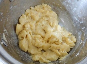 step3: 然後逐次加入一隻雞蛋，麵糰會散開的，但只要不停攪拌，又會再成麵糊。攪拌麵糊至微微滑落的狀態便可(麵糊在膠刮上大約3秒左右才跌下)，再加入起司碎，拌勻，放入平口擠花袋內。