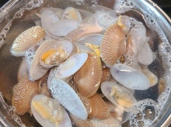 step5: 隨即撈起放入冰水中。