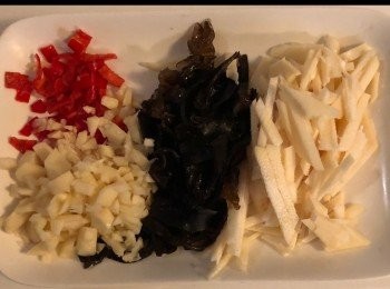 step3: 準備酸菜、筍絲，雲耳及紅椒絲落鑊略炒片刻。